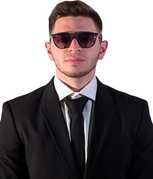 Niccolò Colono vestito con abito elegante in posa da man in black